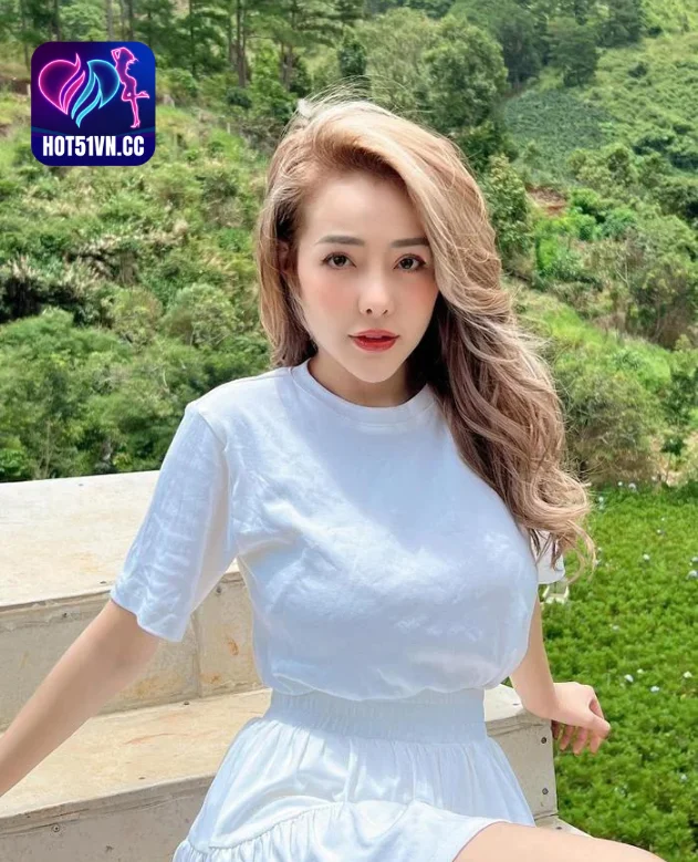 Read more about the article Khám Phá DJ Ngân 98: Nghệ Sĩ Âm Nhạc Nổi Tiếng và Sự Nghiệp Đầy Ấn Tượng. Beauty and sexy DJ in Vietnam