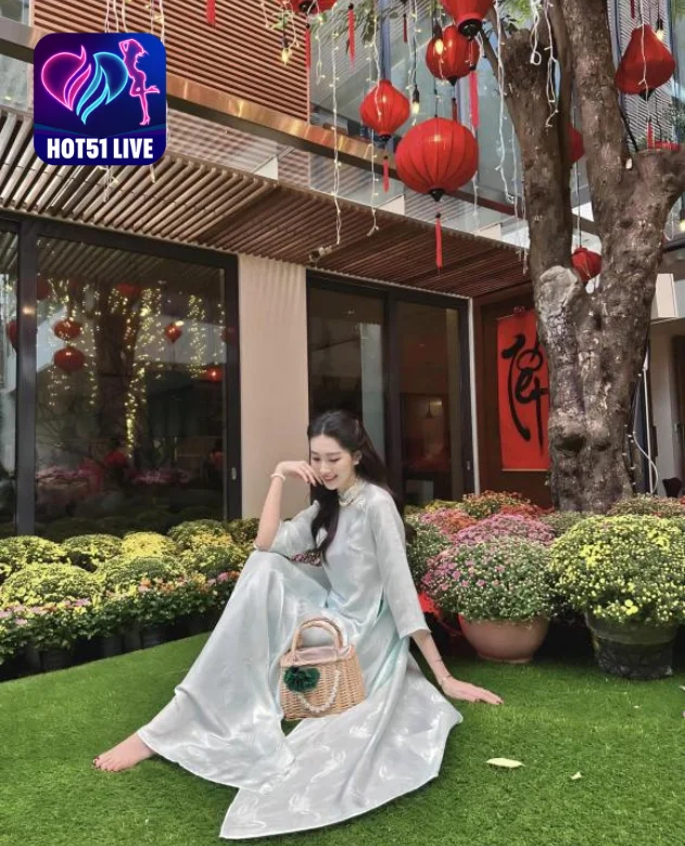 Đặng Thu Thảo: Nét Đẹp Kiều Diễm Trên Nền Biệt Thự Triệu Đô và Huyền Bí Của Ứng Dụng Live Stream Hot51Live. Beautiful famous girl in Vietnam 3 - Hot51 Đặng Thu Thảo-Hot51live