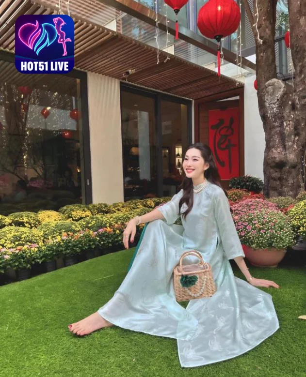 Read more about the article Đặng Thu Thảo: Nét Đẹp Kiều Diễm Trên Nền Biệt Thự Triệu Đô và Huyền Bí Của Ứng Dụng Live Stream Hot51Live. Beautiful famous girl in Vietnam