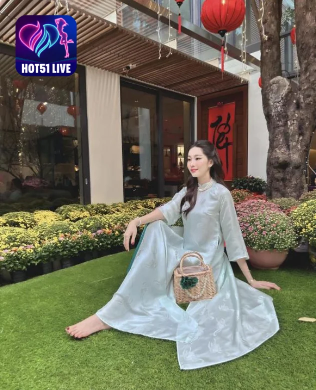 Đặng Thu Thảo: Nét Đẹp Kiều Diễm Trên Nền Biệt Thự Triệu Đô và Huyền Bí Của Ứng Dụng Live Stream Hot51Live. Beautiful famous girl in Vietnam 5 - Hot51 Đặng Thu Thảo-Hot51live
