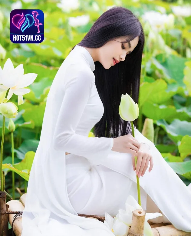 Huyền Bí và Tinh Khiết: Cô Gái Xinh Đẹp bên Bông Sen. Beautiful School girls Vietnam 3 - Hot51 Gái Xinh Đẹp-Hot51live