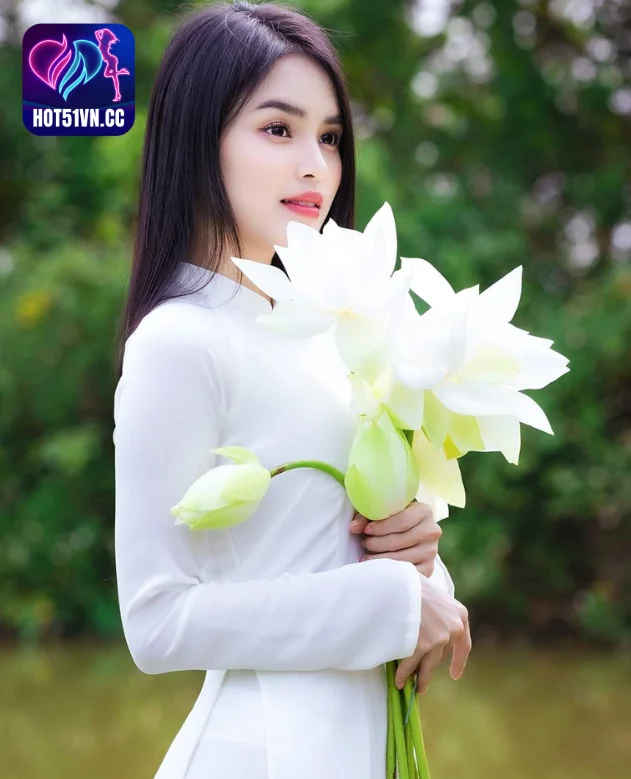 Huyền Bí và Tinh Khiết: Cô Gái Xinh Đẹp bên Bông Sen. Beautiful School girls Vietnam 2 - Hot51 Gái Xinh Đẹp-Hot51live